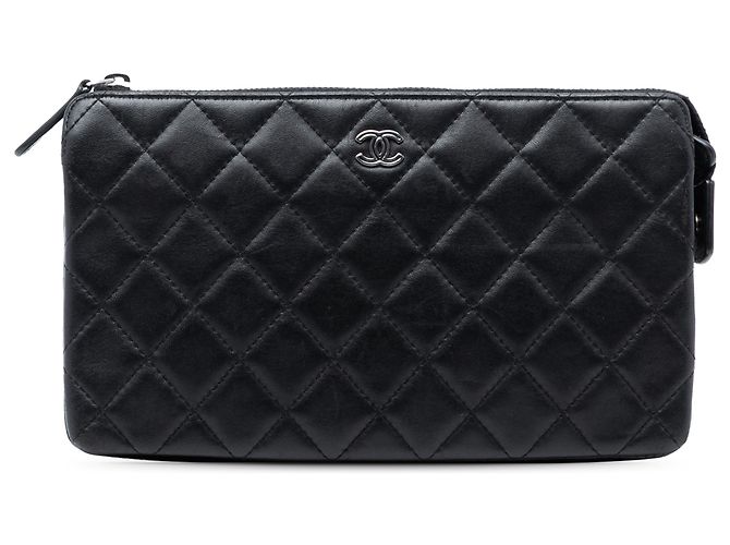 Clutch de cordero negro acolchado CC de Chanel