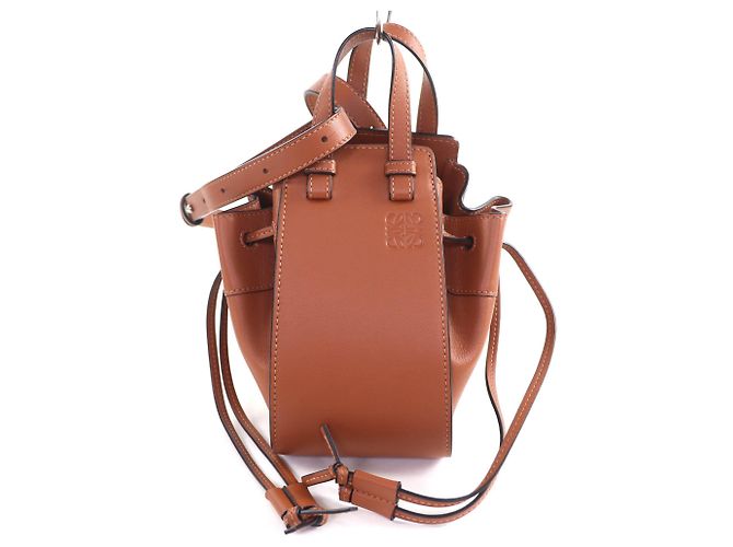 Bolsa de ombro mini Hammock em couro tan com cordão de ajuste Loewe