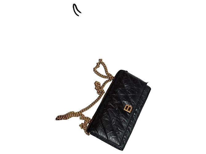 Bolsa de ombro Balenciaga Crush em couro preto acolchoado