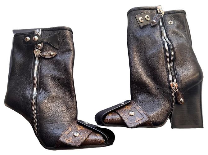 Botas Louis Vuitton Patti Pretas de Couro e Lona Monogram Preto