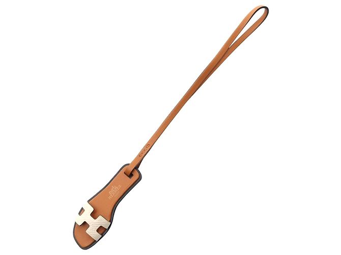 Pingente de couro Nano Oran da Hermès Marrom
