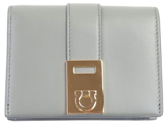 Billetera bi-fold de cuero Gancini de Salvatore Ferragamo