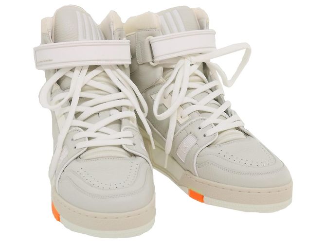 Baskets Trainer LOUIS VUITTON en cuir Montantes Blanches 1A5A0D LV Auth ak173SM