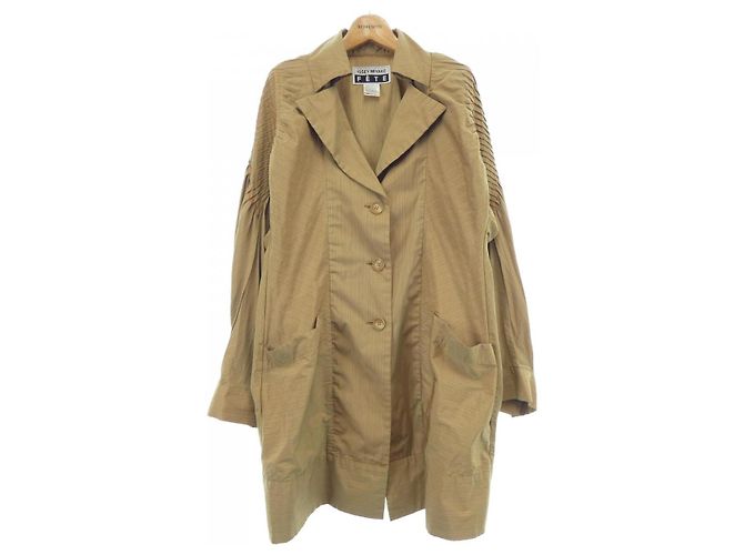 Abrigo ISSEY MIYAKE Castaño