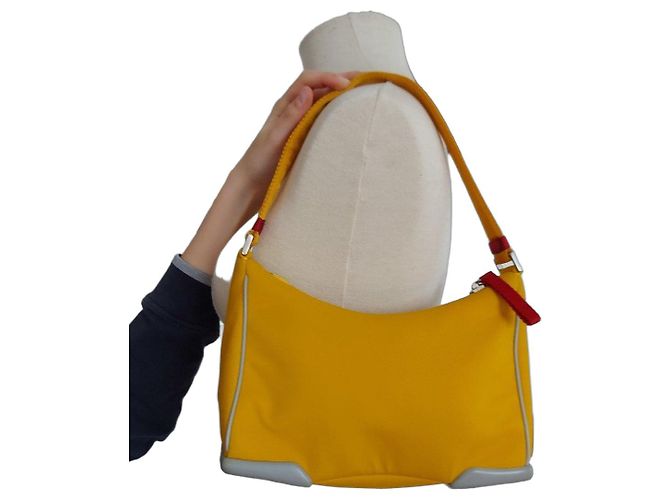 Bolsa de ombro Prada em nylon amarelo