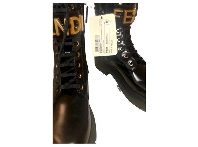 Botas Fendi de couro preto com fivela dourada 39