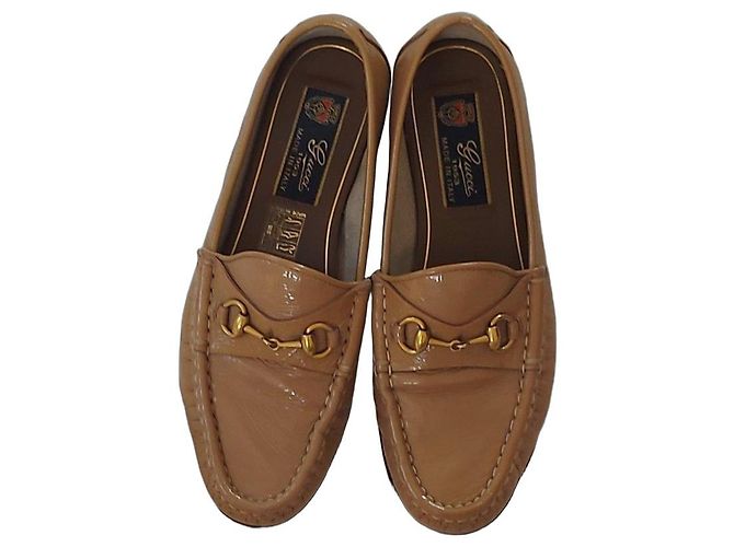 Mocassins Gucci em verniz bege