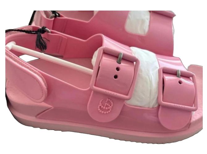 Sandali Gucci rosa in gomma