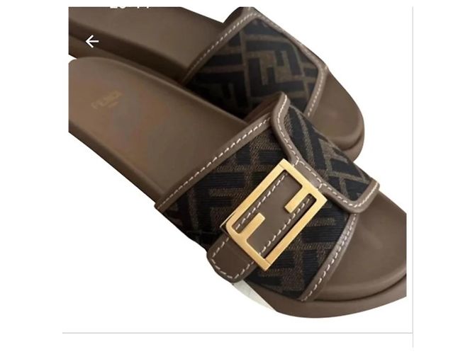 Fendi Sandalen aus Leder Hellbraun