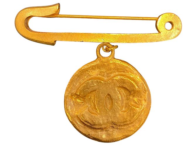 Broche dourada dupla C da Chanel