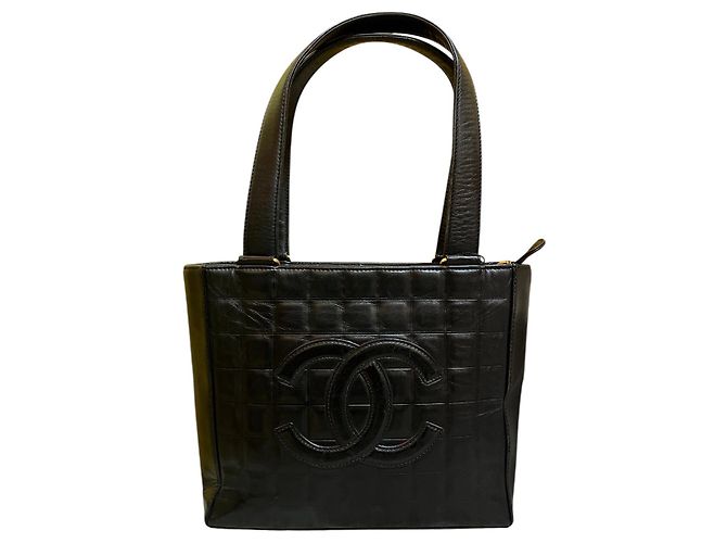 Timeless Schwarze gesteppte Lederhandtasche Chanel 2002