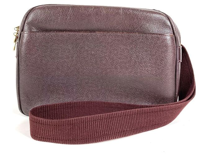 Bolsa de Ombro Reporter PM Taiga Louis Vuitton Roxo