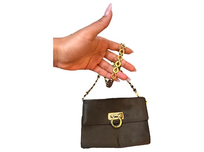 Salvatore Ferragamo Bolsa de ombro em couro marrom com fecho Gancini