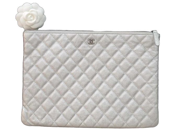 Timeless Bolsa clutch de couro prateado Chanel usada