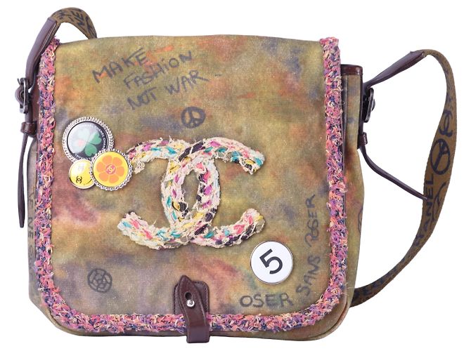 Messenger Chanel Sur Les Pavés