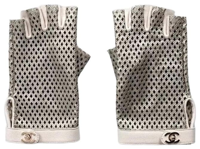 Chanel Silberne Perforierte Kunstlederhandschuhe - Größe 8 gebraucht
