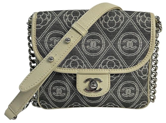 Bolsa de flap dupla Camélia Chanel em canvas impresso acolchoado pequeno cinza usado