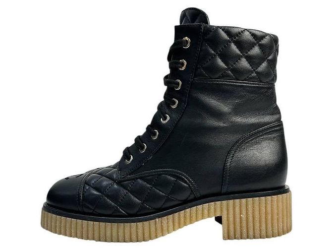 Botas de combate plataforma CC acolchadas negras Chanel 20B de segunda mano