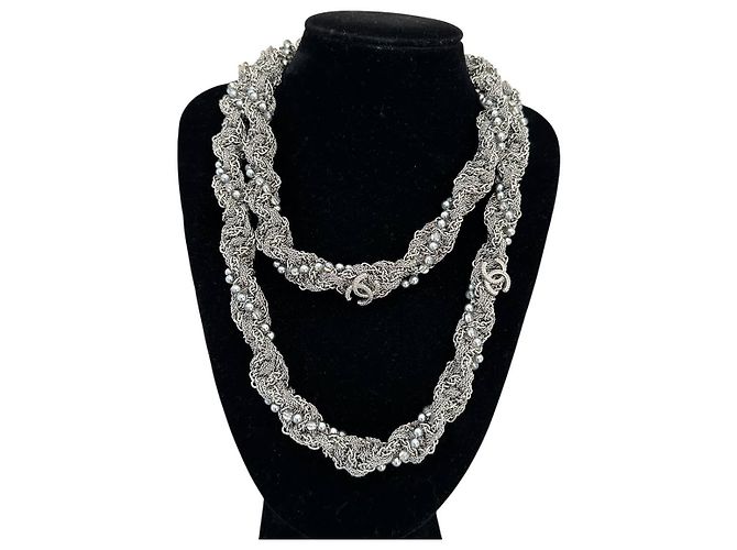 Colar de corrente prateada em camadas Chanel A18 usado