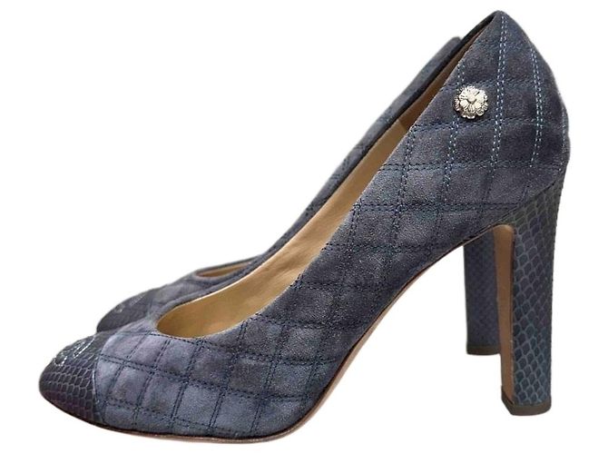 Timeless Chic Chanel Graue gesteppte Wildleder-Python Cap Toe CC Pumps 38 gebraucht Schweden