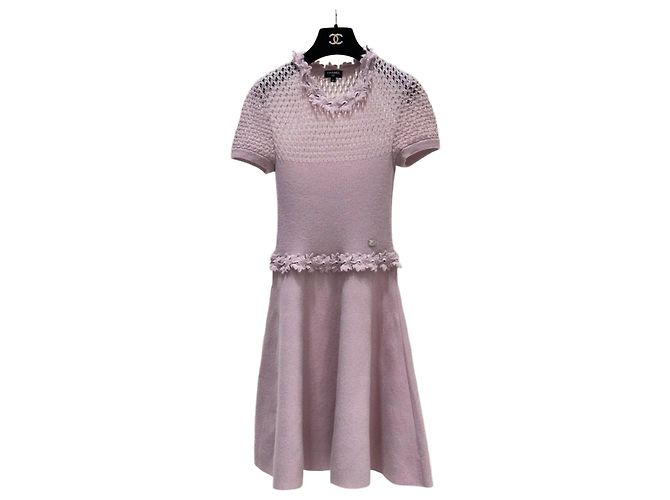 Timeless Chanel 17A Strickkleid mit rosa Blumenbordüre Größe 34 Gebraucht