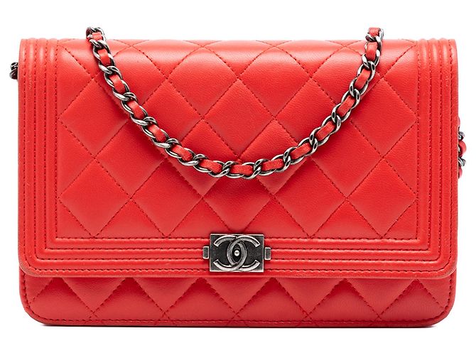 Chanel Rotes, gestepptes Lammleder Boy Wallet mit Kette