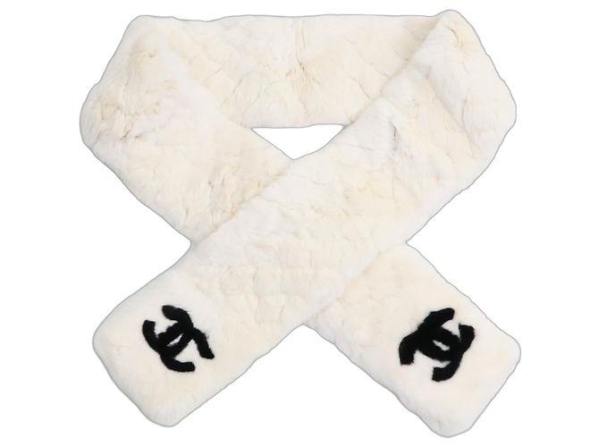 Chanel Chal de Piel de Conejo Orylag Blanco