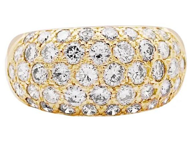 Autre Marque Anello in oro giallo con diamanti a forma di cuscino.