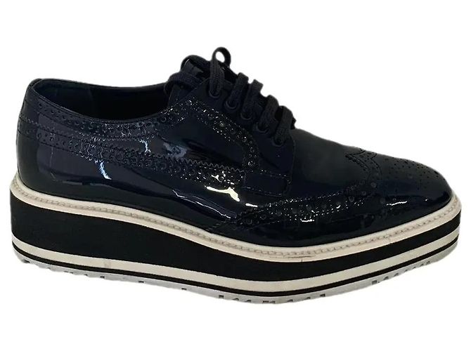 Prada Brogues Marineblau Lackleder