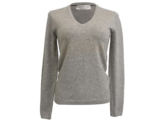 Maglione in cashmere grigio con scollo a V e toppe sui gomiti di Brunello Cucinelli