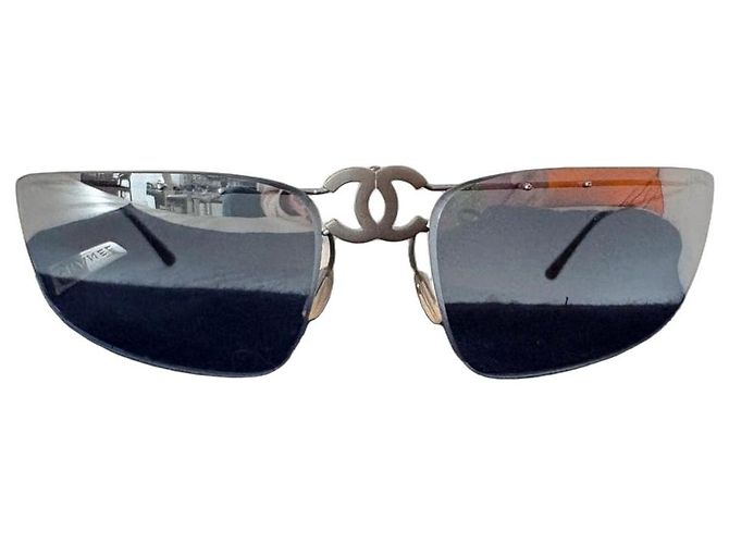 Óculos de sol Chanel em metal cinza com logo CC Metálico Azul claro