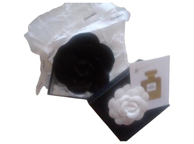 Broche Camélia Chanel de seda preta Preto