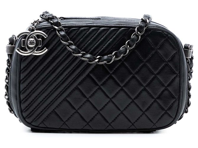 Bolsa de câmera Coco Boy em couro de cordeiro matelassado preto da Chanel
