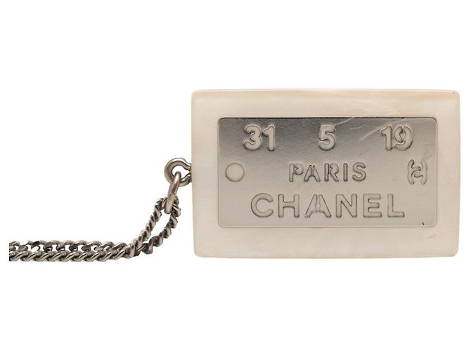 Collar Placa Logo Chanel Blanco