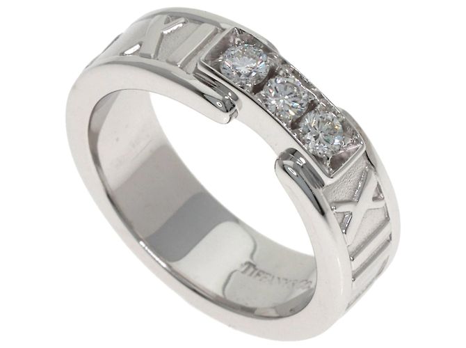 Anillo Atlas de 3 Diamantes de Tiffany & Co.