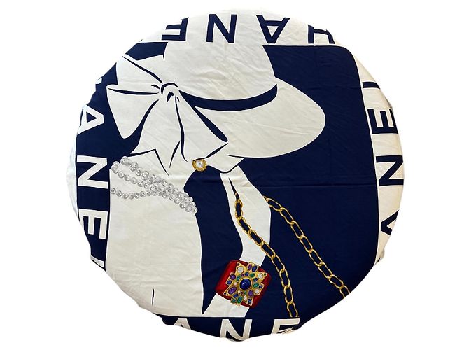 Lenço de seda azul e branco Chanel com logo