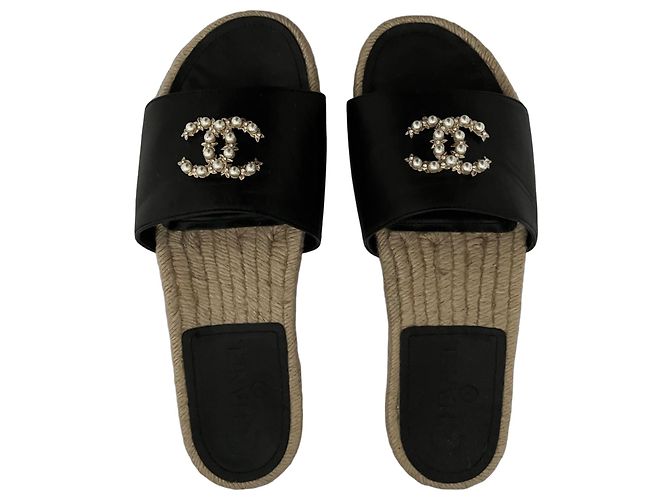 Espadrilles Chanel de couro preto com CC de pérolas e strass