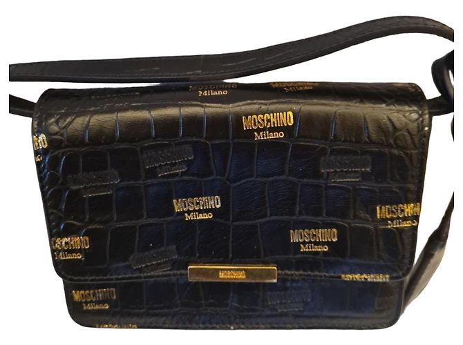 Bolsa Moschino em couro preto com efeito crocodilo