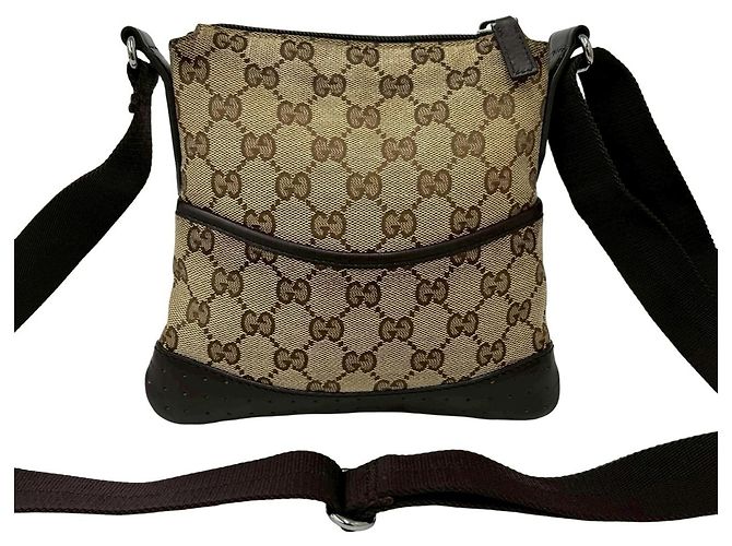 Mini bolsa de ombro em couro perfurado com logo GG da Gucci Marrom