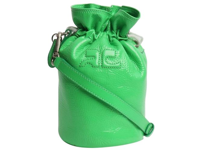 Courreges Eimer Tasche aus acidgrünem Lackleder mit Toggle-Verschluss