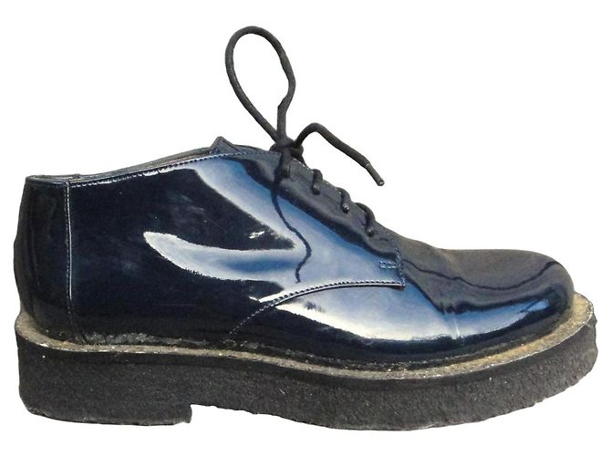Derbies Avril Gau in pelle verniciata blu navy