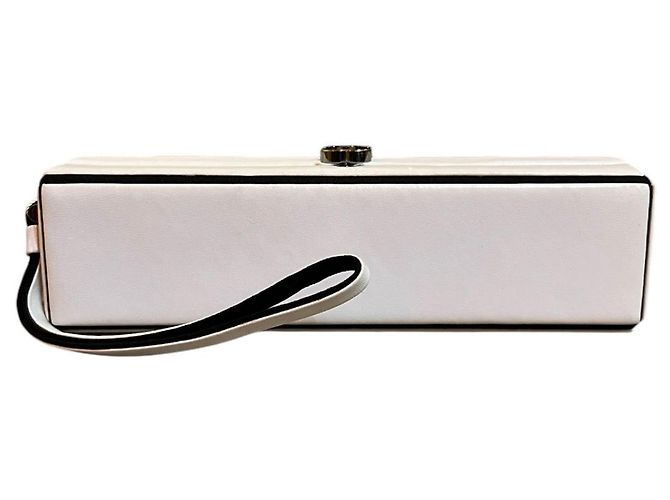 Clutch Chanel 2008 em couro branco com logo CC prateado