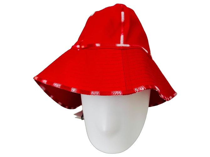 Cappello a secchiello rosso Sportmax con accenti bianchi