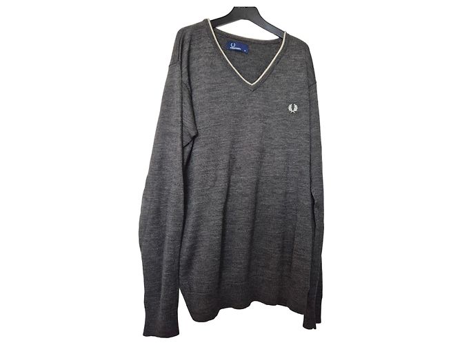 Fred Perry grauer Wollpullover mit V-Ausschnitt M (38/40) mit gesticktem Logo, klassisches feines Strick für Herren