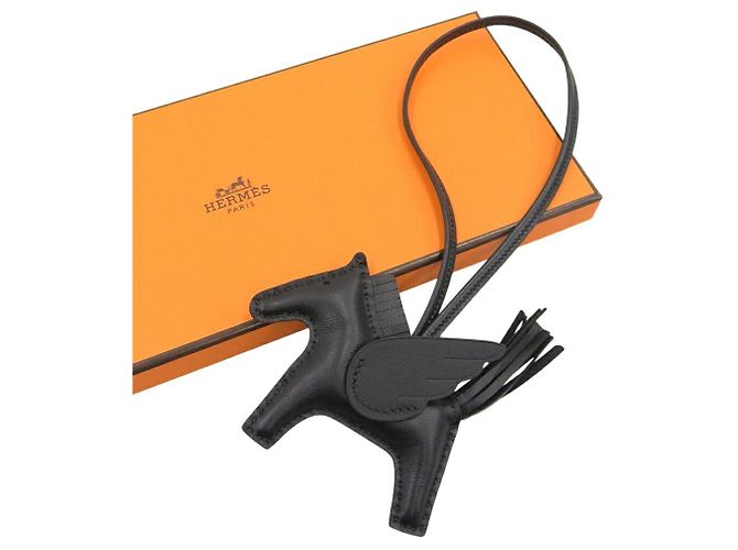 Charm Pegasus PM Rodeo en cuir noir d'Hermès