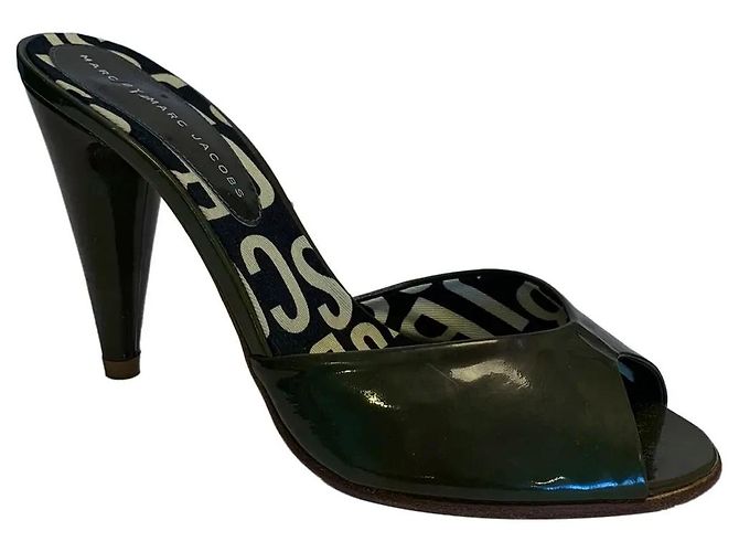 Marc by Marc Jacobs Sandalen aus Khaki Lackleder