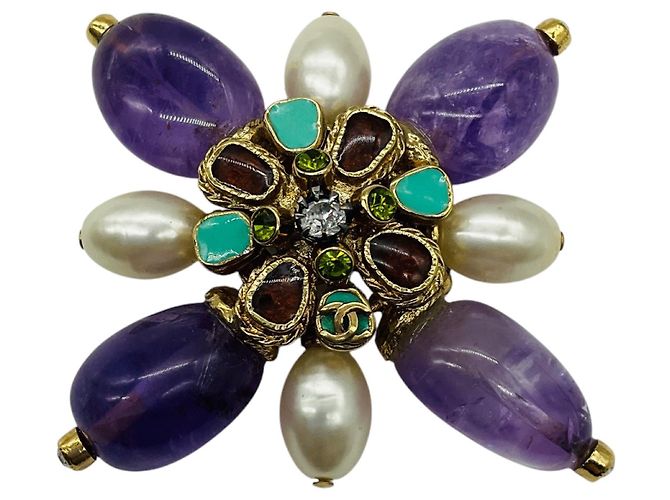 Broche CC Logo embelezada com pedras em roxo / turquesa / strass / pérolas da Chanel 2005 Multicor