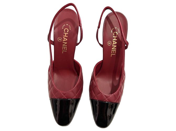 Salto slingback Chanel 9 cm. Matthieu Blazy. Couro acolchoado bordô/preto