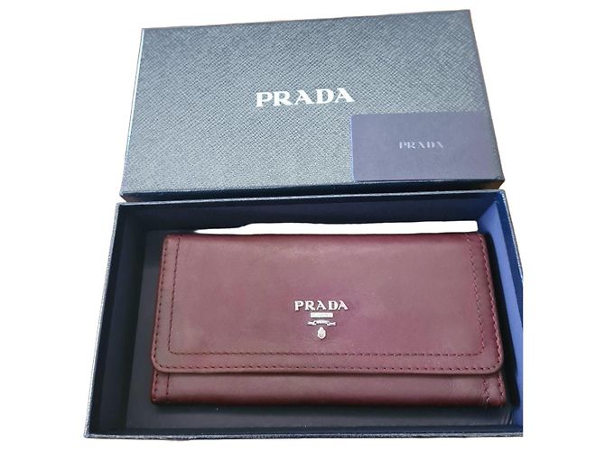 Cartera Prada de cuero burdeos