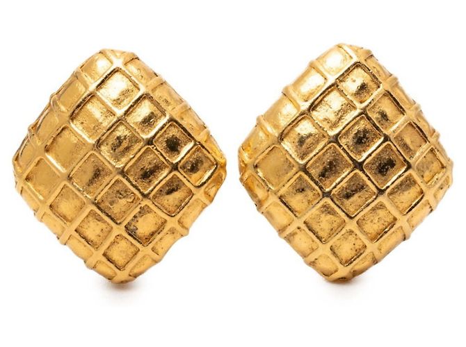 Pendientes de clip de matelassé dorado Chanel